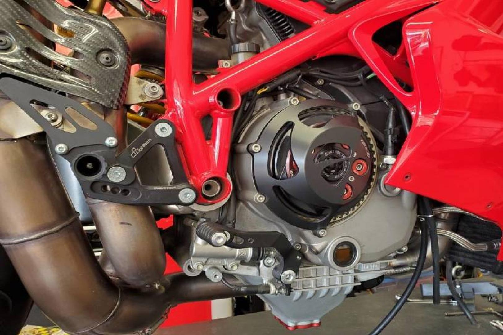 2008 Ducati 1099 S S (ZDM1XBEW18B) with an 1,098 cc L twin engine, Six-Speed Dry Clutch transmission, located at 3160 South Valley View Blvd, Las Vegas, NV, 89146, (888) 750-6845, 36.132458, -115.190247 - The Ducati 1098S boasts some gorgeous bodywork and slick design cues, but its real masterpiece lies beneath those pretty plastic panels. Underneath is a tubular steel trellis frame optimized for stiffness, and an L-twin engine produces 160 horsepower and 90.4 lb-ft of torque, routing exhaust fumes t - Photo#11