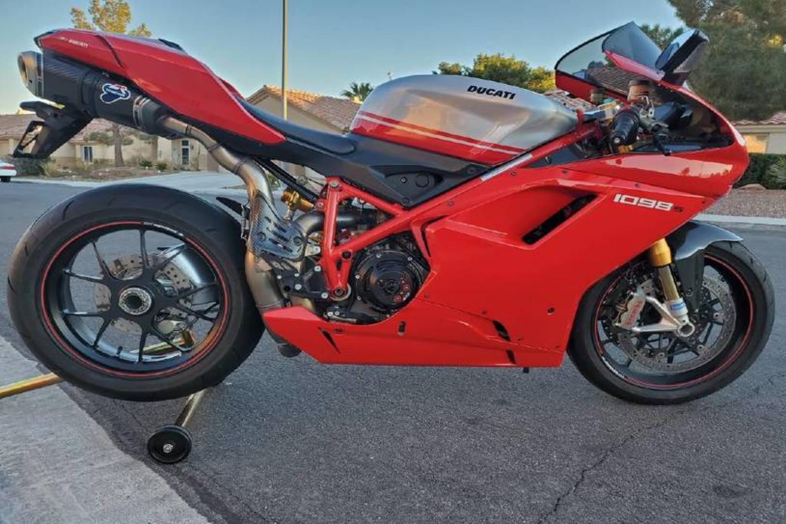 2008 Ducati 1099 S S (ZDM1XBEW18B) with an 1,098 cc L twin engine, Six-Speed Dry Clutch transmission, located at 3160 South Valley View Blvd, Las Vegas, NV, 89146, (888) 750-6845, 36.132458, -115.190247 - The Ducati 1098S boasts some gorgeous bodywork and slick design cues, but its real masterpiece lies beneath those pretty plastic panels. Underneath is a tubular steel trellis frame optimized for stiffness, and an L-twin engine produces 160 horsepower and 90.4 lb-ft of torque, routing exhaust fumes t - Photo#2