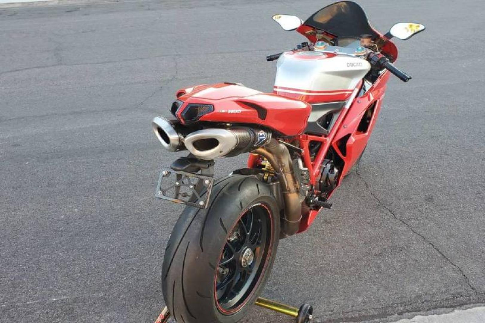 2008 Ducati 1099 S S (ZDM1XBEW18B) with an 1,098 cc L twin engine, Six-Speed Dry Clutch transmission, located at 3160 South Valley View Blvd, Las Vegas, NV, 89146, (888) 750-6845, 36.132458, -115.190247 - The Ducati 1098S boasts some gorgeous bodywork and slick design cues, but its real masterpiece lies beneath those pretty plastic panels. Underneath is a tubular steel trellis frame optimized for stiffness, and an L-twin engine produces 160 horsepower and 90.4 lb-ft of torque, routing exhaust fumes t - Photo#3